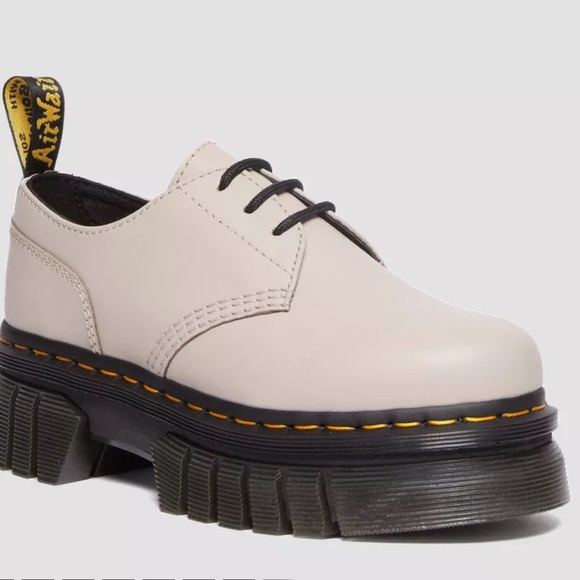 NEW Dr. Martens AUDRICK  LEATHER PLATFORM SHOES In VINTAGE TAUPE, Size 8 or 9 - Picture 2 of 15